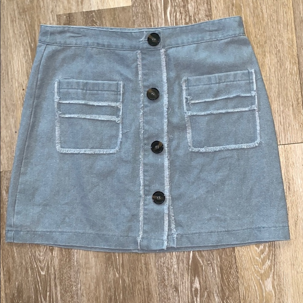 ⭐️Denim skirt.  Says size:large—but runs Small